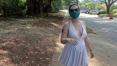 Элдин жылаңачтыгы: Орусиядан келген кыз Рио-де-Жанейро көчөлөрүндө кийимдерин чечүүгө аракет кылууда. Ал дээрлик камакка алынган.